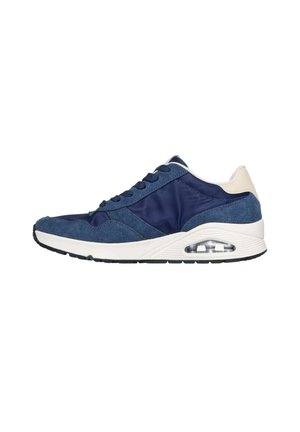 Marineblaue Sneaker aus einer Kombination von Wildleder und Satin, mit einer weißen Sohle und sichtbarer Luftpolsterung an der Ferse.