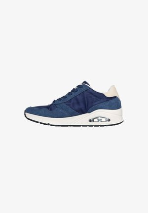 Sneaker blu navy con un mix di materiali scamosciati e in satin, caratterizzato da una suola bianca e un'imbottitura d'aria visibile nel tallone.