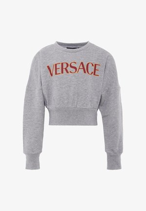Szara, krótka bluza z okrągłym dekoltem i opadającymi ramionami. Logo "VERSACE" w kontrastujących kolorach pomarańczowym i burgundowym z przodu.
