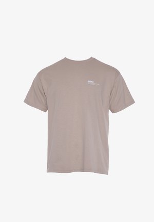 Krémové bavlněné tričko s krátkými rukávy a kulatým výstřihem. Obsahuje malé bílé logo na levé oblasti hrudi. Hladká textura, volný střih.