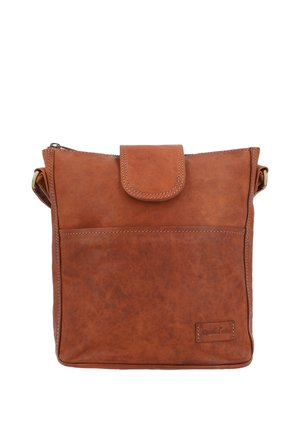 Brun læder skuldertaske med frontklaplukning, synlige sømme og justerbar rem, sat mod en hvid baggrund.