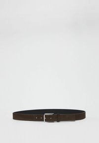 Cintura in suede marrone con fibbia in metallo argentato, caratterizzata da due file di fori per la regolazione, design piatto e texture liscia.