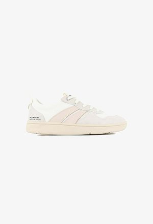 Witte en beige casual sneakers van textiel en suede, met een laag profiel, ronde neus, vetersluiting en een gestructureerde rubberen zool.