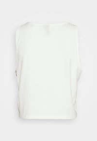 Top cropped branco, canelado, sem mangas, com um decote arredondado e uma bainha limpa e acabada. O tecido tem uma textura suave e um brilho sutil.
