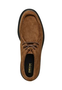 Scarpa in suede marrone con punta arrotondata e design con lacci. Presenta una parte superiore texture e suola in gomma nera. Logo Geox Respira visibile all'interno.