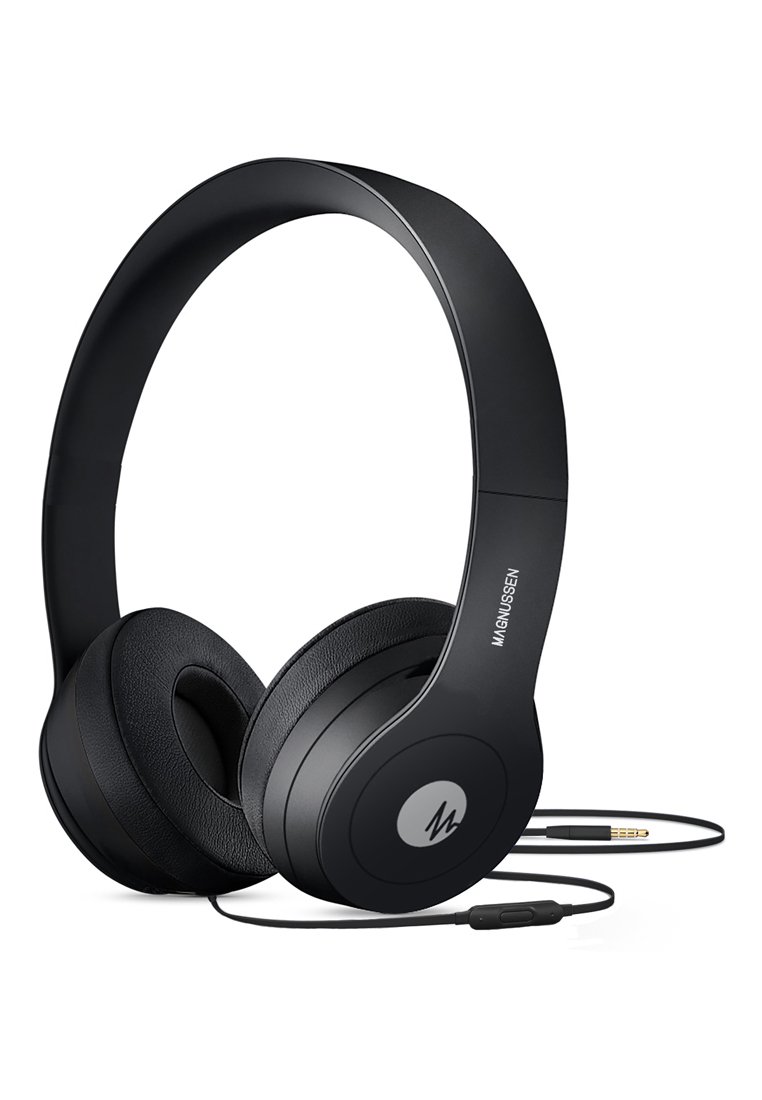 Czarne słuchawki nauszne z płaskim pałąkiem, miękkim wyściełaniem i wtykiem audio 3,5 mm. Na nausznikach znajduje się logo na okrągłym akcentcie.