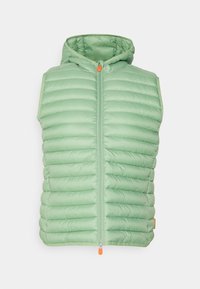Ljusgrön, ärmlös pufferväst med huva, med horisontellt quiltat mönster, framdragkedja och orange dragkedjehandtag.