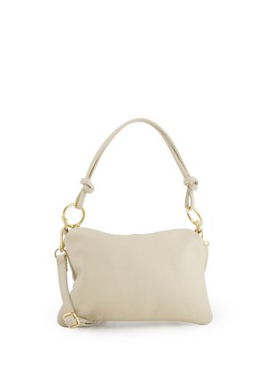 Beige gestructureerde leren handtas met gouden beslag, met een knoophandvat bovenaan en een verstelbare, afneembare schouderriem.