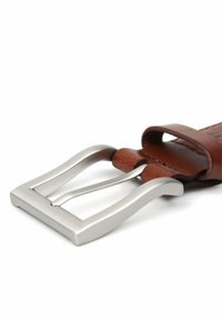 Cintura in pelle marrone con fibbia in metallo argentato. La fibbia ha una forma rettangolare e doppie punte per l'attacco. Texture liscia.