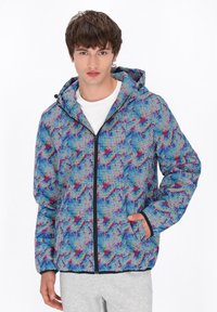Giacca con cappuccio con un motivo geometrico blu, rosso e bianco, dotata di zip frontale, polsini elasticizzati e tasche laterali.