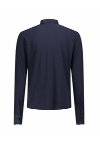 Camicia a maniche lunghe di colore blu navy con colletto, caratterizzata da una texture liscia e polsini abbottonati. Design semplice e classico senza motivi visibili.