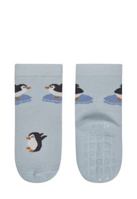 Helle blaue Socken mit Pinguinmotiven auf der Oberseite, mit rutschfester, strukturierter Gripfläche an den Sohlen. Das Material ist weich gestrickt.