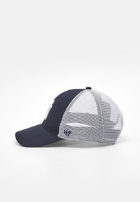 Gorra de béisbol azul marino con un panel frontal sólido, parte trasera de malla y visera curva; cuenta con bordados en la parte frontal y logotipos en el lateral.