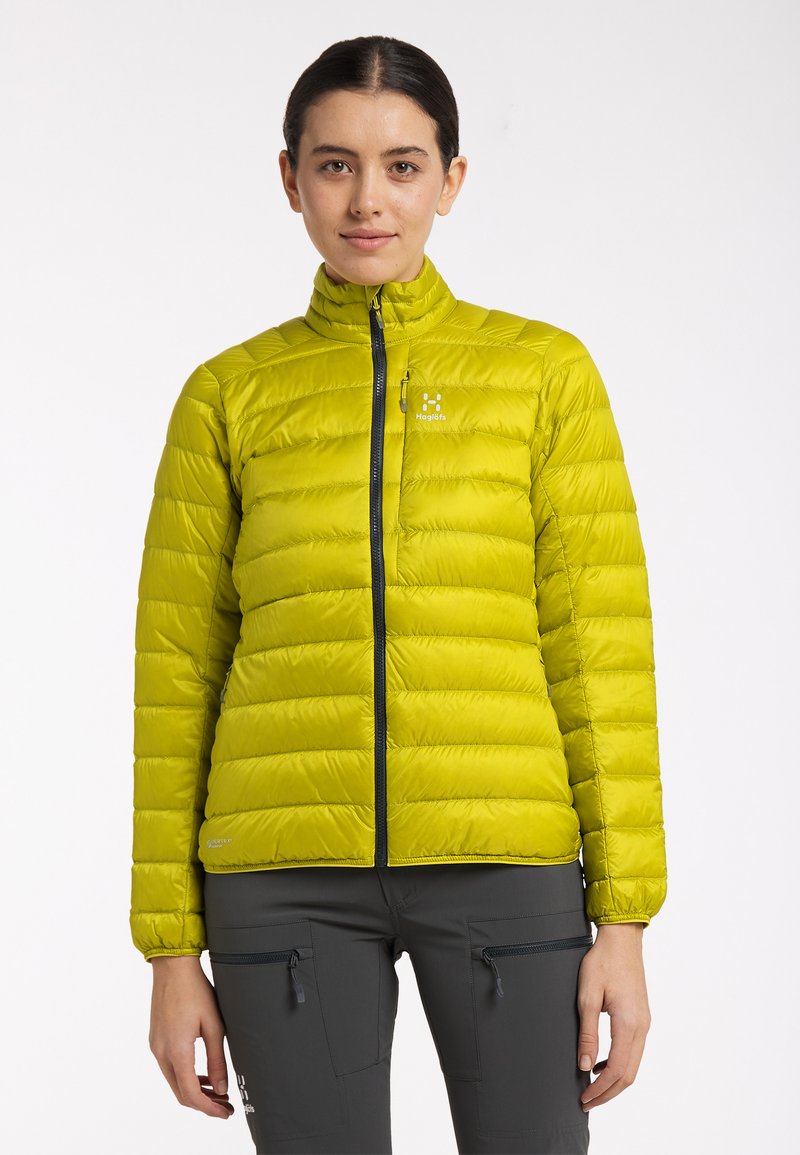 Helle grüne, leichte Daunenjacke mit horizontalen Nähten, hohem Kragen und Reißverschluss. Mit Logo auf der oberen linken Brust.