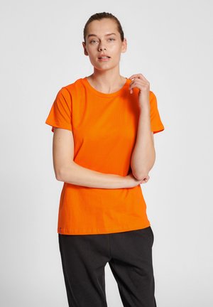 Felle oranje katoenen t-shirt met korte mouwen en een ronde hals, gecombineerd met zwarte broek, met een ontspannen pasvorm en een gladde textuur.