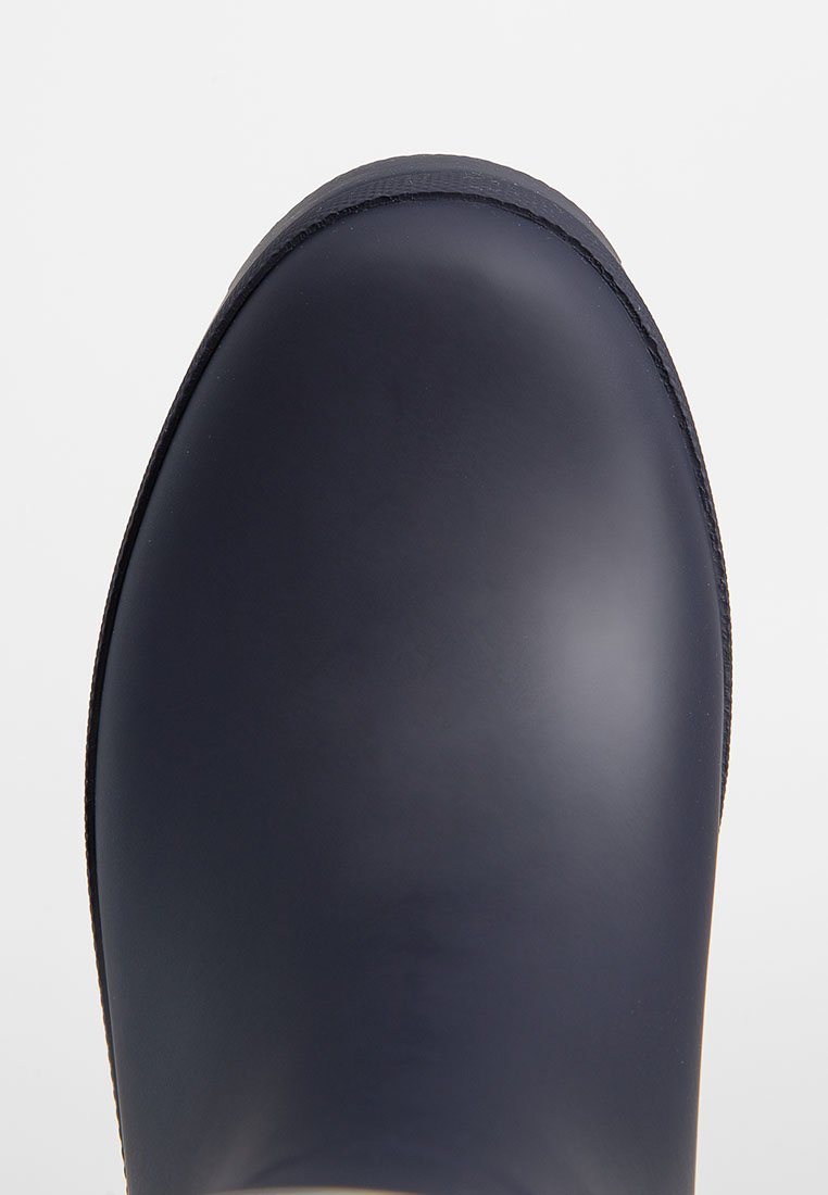 Bota de goma azul marino con punta redonda, textura suave y diseño minimalista. Parte superior sin costuras con una suela robusta para mayor durabilidad.