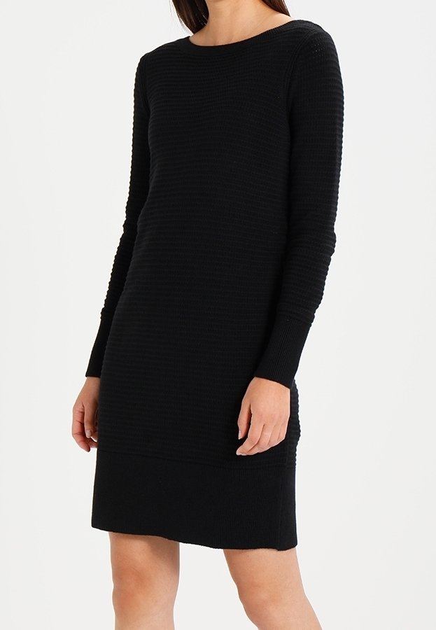 Svart stickad klänning med lång ärm, med ribbad textur, rund halsringning och en något figurnära passform.