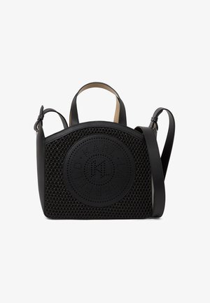 Črna tkana torbica z zaobljenim vrhom, usnjenimi ročaji, nastavljivim ramenskim trakom in perforirano okroglo logotipno značko na sprednji strani.