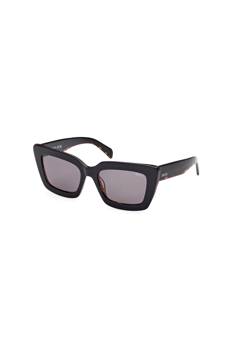 Gafas de sol negras con un diseño audaz y angular. Lentes oscuros, montura de plástico ligera, con acentos de carey en las varillas.