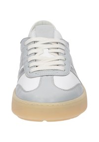 Baskets grises et blanches avec une tige en cuir lisse, des lacets blancs plats et une semelle en caoutchouc beige clair texturé. Présente un design de bout arrondi.