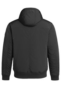 Zwarte pufferjack met een capuchon, voorzien van een gladde textuur en ribgebreide manchetten en zoom. De achterkant is eenvoudig met minimale naden.