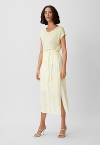 comma MIDI MIT ALLOVER PRINT - Gonna a campana - helles zitrone
