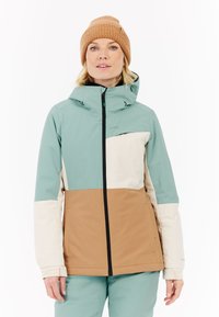 Multikleurige winterjas met een teal bovenkant, een crèmekleurig borstpaneel en een bruine onderzijde. Voorzien van een gevoerde capuchon en een rits aan de voorkant.