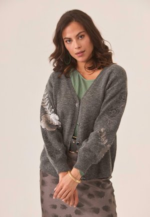 SUAVE CON BOTONES ESCOTE V DETALLE DE MOTIVOS CON LENTEJUELAS EN LAS MANGAS. - Chaqueta de punto - gris
