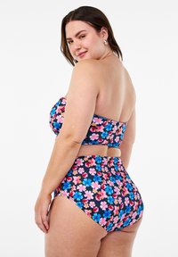 Bloemen bikini set met een strapless top en hoog aangesloten broekjes, met een zwarte basis en patronen van roze en blauwe bloemen.