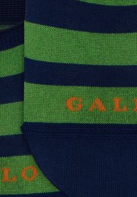 Calze a righe blu navy e verdi in tessuto lavorato a maglia, con la parola "Gallo" in arancione. La texture appare liscia con polsini a coste.