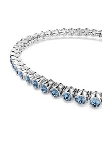 Srebrna zapestnica z več okroglimi svetlo modrimi dragulji, povezanimi s temasljivimi kovinskimi povezavami, ki kaže na eleganten in sijoč dizajn.