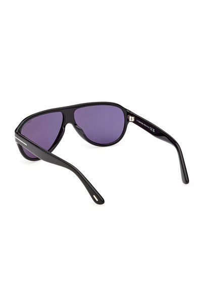 Lunettes de soleil aviateur noires avec des verres teintés violets et des branches épaisses reposant sur une surface blanche.