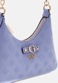 Jasnofioletowa torebka wykonana z fakturowanego materiału syntetycznego, z złotym zamkiem błyskawicznym, akcentem logo G oraz tłoczonym kwiatowym wzorem.