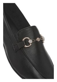 Mocassini in pelle nera con design piatto, caratterizzati da un accento decorativo in metallo dorato con dettagli in cristallo sul davanti.