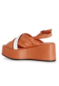 CAFèNOIR Sandalen met sleehak - arancio