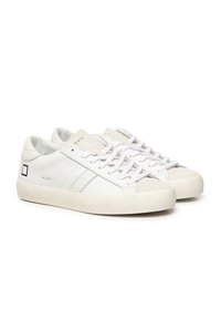 Sneakers bianche con dettagli grigi, realizzate in pelle e camoscio. Caratteristiche includono lacci piatti, punta arrotondata e un design minimalista.
