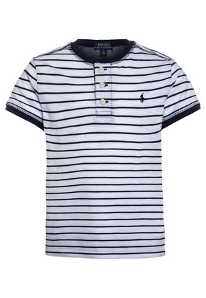 Biała koszulka henley z krótkim rękawem z granatowymi poziomymi paskami, trzema guzikami z przodu, granatową lamówką na rękawach i kołnierzu oraz małym haftowanym logo na piersi.