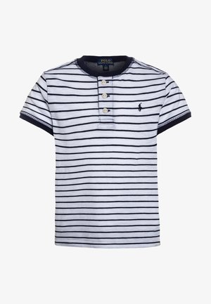 Camiseta henley blanca de manga corta con rayas horizontales azul marino, tres botones en la parte delantera, ribete azul marino en las mangas y el cuello, y pequeño logo bordado en el pecho.