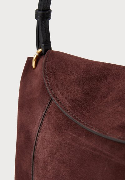 Suedelvhandväska i djup burgundy, med ett rundat klaffstängning, svart läderrem med guldfärgad hårdvara och slät textur.