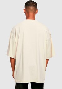 Merchcode SUMMER ONLY HUGE - T-shirt print - whitesand