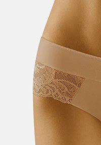 Beige hipsterondergoed van gladde stof met een delicate kanten rand aan de achterkant, voorzien van een bloemendessin en een zachte elastische tailleband.