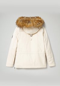Hvid parka-jakke med en aftagelig brun faux fur hætte. Har lynlås lukning, to sidelommer og glat, isoleret stof.