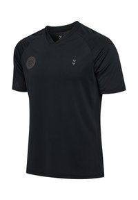 Zwarte sporttrui met V-hals, met korte mouwen, een gestructureerde afwerking en een logo aan de linkerkant. Lichtgewicht, ademend materiaal.