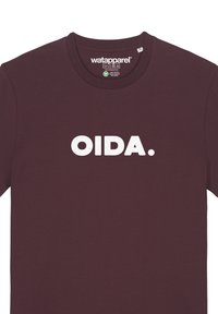 Bordeauxrotes Baumwoll-T-Shirt mit einem großen weißen "OIDA."-Schriftzug auf der Vorderseite. Klassiker im Crew-Neck-Stil mit kurzen Ärmeln.