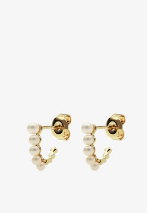 Goldene Steckerohrringe mit fünf kleinen weißen Perlen, die auf jedem Ohrring in einer geschwungenen Linie angeordnet sind, mit Schmetterlingsverschlüssen.