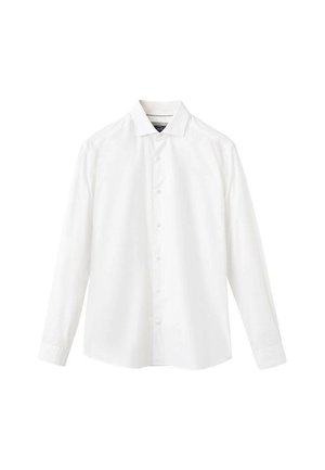 Chemise blanche à manches longues avec un col pointu, présentée sur un fond blanc uni.