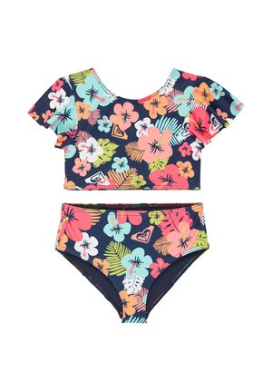 Dwuczęściowy strój kąpielowy z krótkimi rękawami, granatową bazą oraz wielokolorowym tropikalnym wzorem kwiatowym w odcieniach różu, pomarańczy, bieli i zielonych liści.