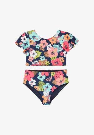 Zweiteiliger Badeanzug mit kurzen Ärmeln, marineblauem Grundton und mehrfarbigem tropischem Blumenmuster mit rosa, orangefarbenen, weißen und grünen Blättern.