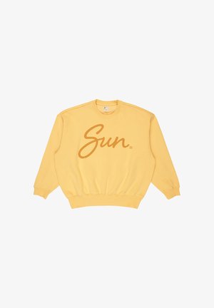 Gelbes Sweatshirt mit rundem Halsausschnitt, langen Ärmeln und gerippten Bündchen. Auf der Vorderseite prangt ein großes, braunes, geschwungenes "Sun"-Grafik.