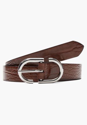 Ceinture en cuir brun texturé avec une boucle ovale argentée, présentée enroulée sur un fond blanc.